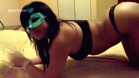 Latina de internet se sienta y sienta de cara a su hombre