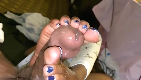 Footjob by a slut with a sexy body in amateur porn